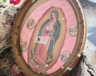 Vintage Framed Our Lady of Guadalupe Print – Vintage oval framed print of Our Lady of Guadalupe featuring decorative gold-tone trim and colorful religious imagery. A beautiful devotional piece for a prayer room, home altar, or traditional religious décor. Ready to display.