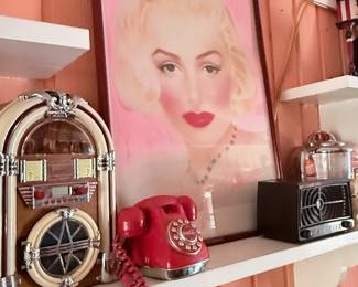 Large Marilyn Monroe Portrait Print – Eye-catching framed portrait print of Marilyn Monroe in soft pink tones with a glamorous vintage-inspired style. A beautiful statement piece for Hollywood, retro, or mid-century décor. Ready to hang.