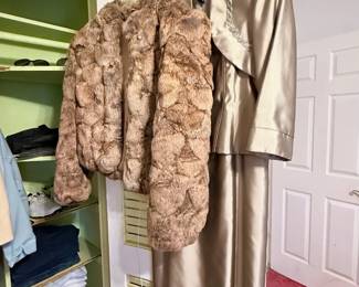 Vintage Genuine Rabbit Fur Jacket – Soft vintage genuine rabbit fur jacket in a natural brown tone featuring a classic cropped silhouette and full lining. A beautiful vintage fashion piece perfect for collectors or adding timeless elegance to a fall or winter wardrobe. Sold as found.