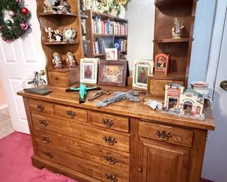 Vintage Oak Dresser with Hutch Mirror – Beautiful solid oak dresser featuring a framed mirror, scalloped top, built-in display shelves, multiple drawers, and a lower cabinet for additional storage. Rich wood grain and traditional styling make this a stunning piece for a bedroom, dining room, or entryway. Contents not included unless noted.