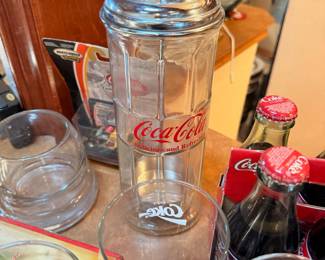 Vintage Coca-Cola Soda Fountain Syrup Dispenser – Classic Coca-Cola syrup dispenser featuring a clear ribbed glass body, chrome-finished lid, and the iconic Coca-Cola script logo. A fantastic collectible for Coca-Cola enthusiasts, soda fountain memorabilia collectors, or retro kitchen and home bar displays. Sold as pictured unless noted.