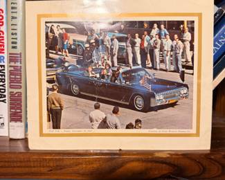 Framed John F. Kennedy Motorcade Print – Vintage commemorative print depicting President John F. Kennedy and First Lady Jacqueline Kennedy riding in the presidential motorcade shortly before the events of November 22, 1963. A historic piece for presidential history enthusiasts, Americana collectors, or political memorabilia displays. Ready to frame or display. Sold as found.