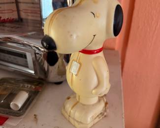 Vintage Snoopy Coin Bank – Adorable vintage Snoopy coin bank featuring the beloved Peanuts character with his signature red collar. A nostalgic collectible that's perfect for Peanuts fans, vintage toy collectors, or retro décor displays. Sold as found.