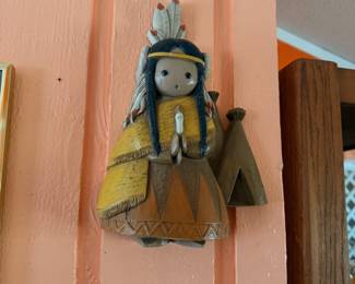 Vintage Native American Girl Wall Plaque – Charming vintage wall plaque depicting a Native American girl in traditional attire beside a teepee. Features dimensional detailing with a hand-painted finish, making it a wonderful addition to Southwestern, rustic, or vintage décor. Ready to hang.