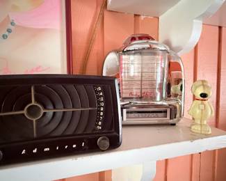 Vintage Admiral Radio & Coca-Cola Diner Scale – Charming collection featuring a vintage Admiral tabletop radio, a retro Coca-Cola kitchen scale, and a Snoopy figurine. Perfect for collectors of vintage radios, Americana, and nostalgic kitchen décor.