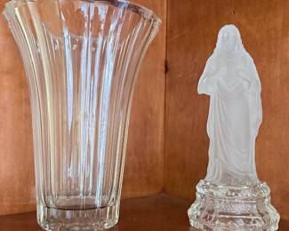 Tall Glass Vase & Frosted Praying Hands Jesus Figurine– Elegant clear glass fluted vase paired with a frosted glass Jesus figurine on a decorative pedestal. A lovely combination for floral displays, religious décor, or collectible glassware. Sold separately unless noted.