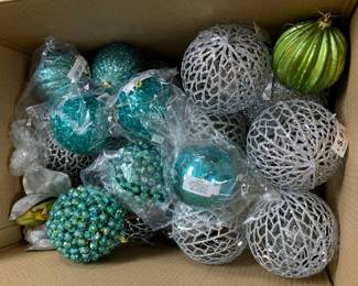 996 - Assorted Ornaments