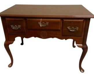651 - Bassett Mahogany Server w/ Queen Anne Legs (Description): 30 x 40 x 20