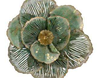 8549 - Three Hands Metal Wall Flower Decor (Description): 22.5 x 23.5 x 4.25
