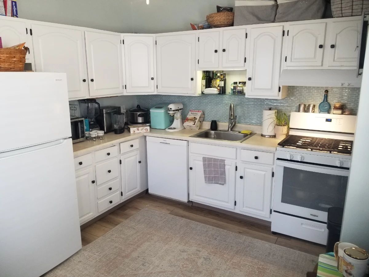 Compact kitchen - great for an apratment, condo or craft room!
