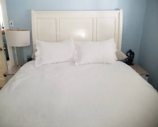 Queen bed with storage drawers