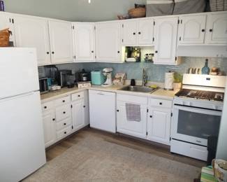 Compact kitchen - great for an apratment, condo or craft room!