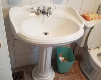 Pedestal sink
