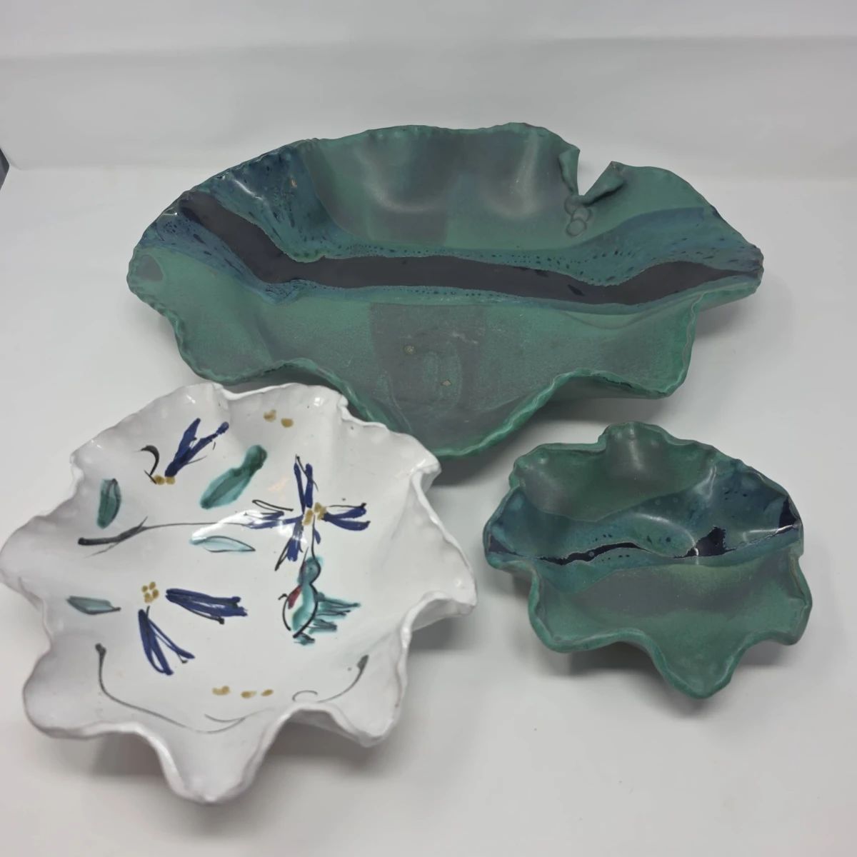 01 Three Organic Wavy Shaped Bowls From Acclaimed Mangum Pottery Stamped