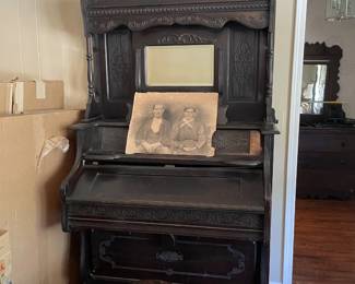 Antique Pumo Organ