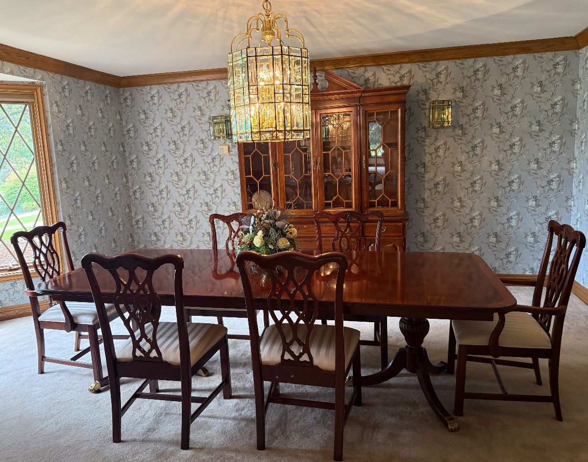 STONELEIGH MAHOGANY STANLEY FURNITURE COMPANY DINETTE SET AND CHINA HUTCH