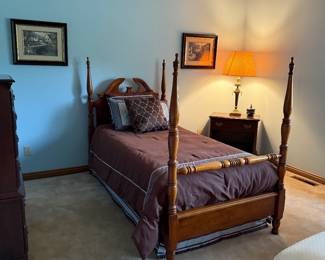 TWIN POSTER BED