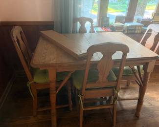 Antique table and chairs with 2leaves