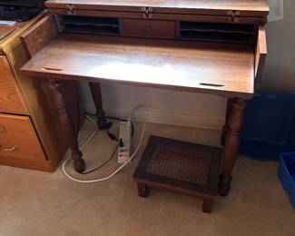 A ladies spinnet desk
