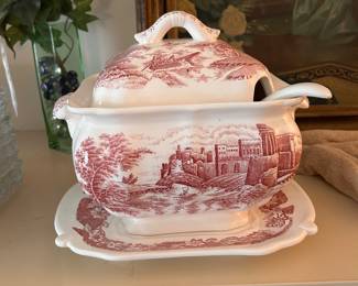 tureen w/ underplate & laddle