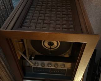 MCM Magnavox AM/FM Radio/Turntable