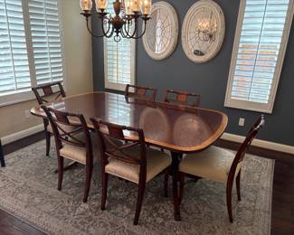 $500 Gorgeous mahogany inlaid wood dinning table and 6 chairs