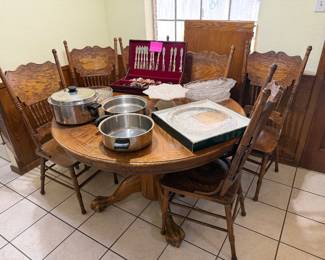 Antique Reproduction Oak Round dining table and 6 chairs