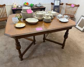 Antique Walnut Dining table with 2 leaves