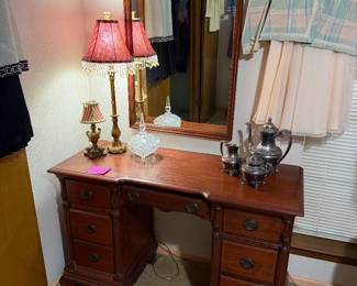 Duncan Phyfe antique vanity with mirror