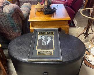 Oval ottoman
