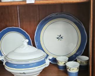 Hutschenreuther Medley Porcelain Dinnerware Service
