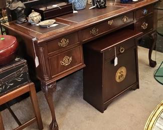 Vintage Sligh Mahogany Chippendale Style Kneehole Desk