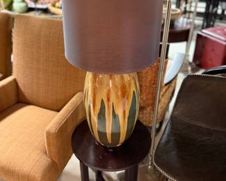 Lamp and table accent chairs