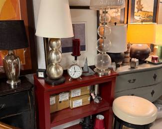 Open bookshelf, lamps stool