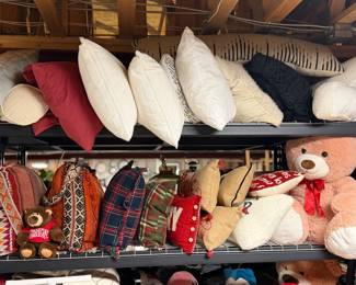 Decorator, throw pillows
