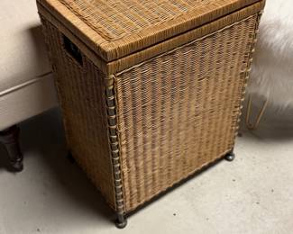 Woven wicker hamper