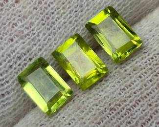 1.98 Carat Natural Peridot 3-Stone Layout