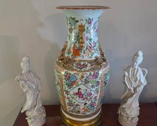 19th-century Chinese Famille Rose porcelain vase 