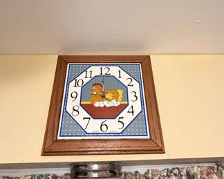 Vintage Elgin Quartz Kitchen Wall Clock with Hen and Eggs Motif