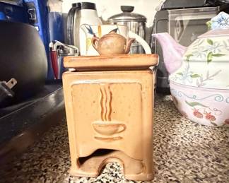 Vintage Ceramic Tea Light Warmer with Steaming Cup Design
