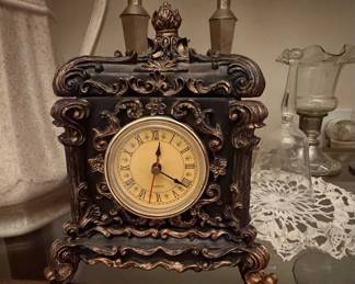 Vintage Ornate Resin Bronze French Style Table Mantle Quartz Clock