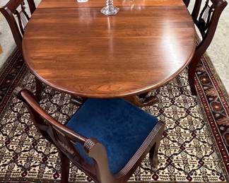 Gorgeous dining table with 2 leaves