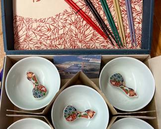 Mint in bix- vintage rice bowls, chopsticks and rests-