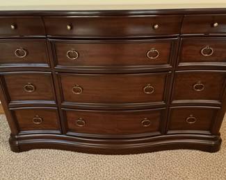 Traditional Style Nine-Drawer Serpentine Front Dresser