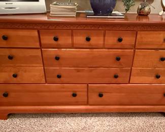 Country Style Oak Nine-Drawer Dresser