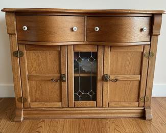 Pulaski Furniture Keepsake Collection Sideboard with Leaded Glass