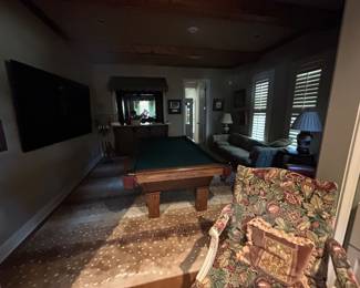 FINE POOL TABLE/ ELECTRONICS/ LAMPS
