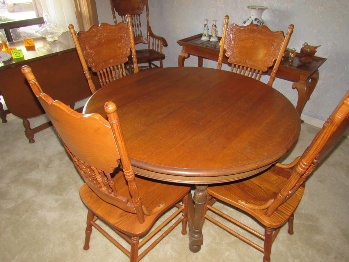 Vintage dining table has 3 leaves! 