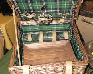 Vintge pinic basket set! so cute!