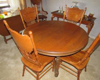 Vintage dining table has 3 leaves!